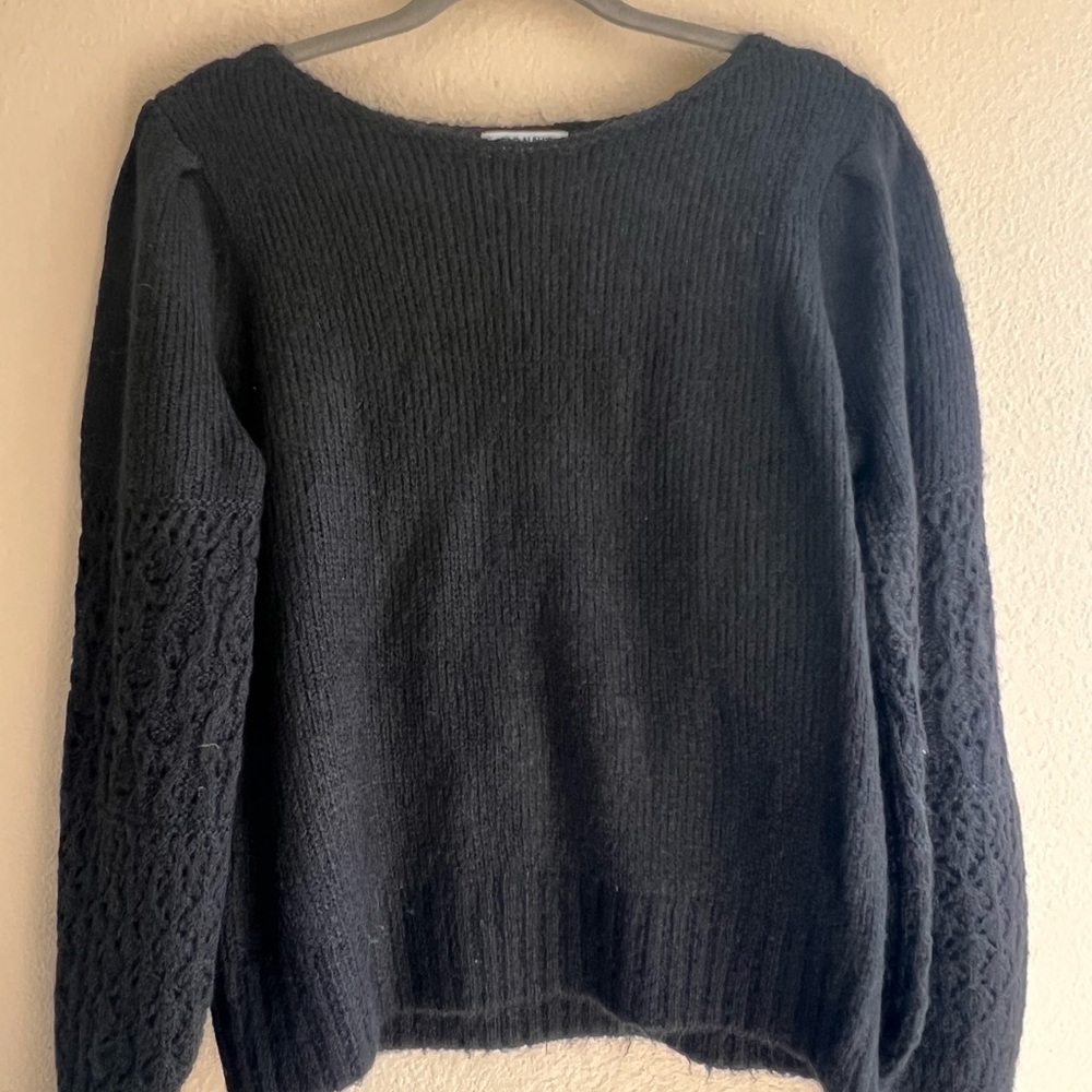 Comfy Black Size Large Sweater with Oversized Sleeves.